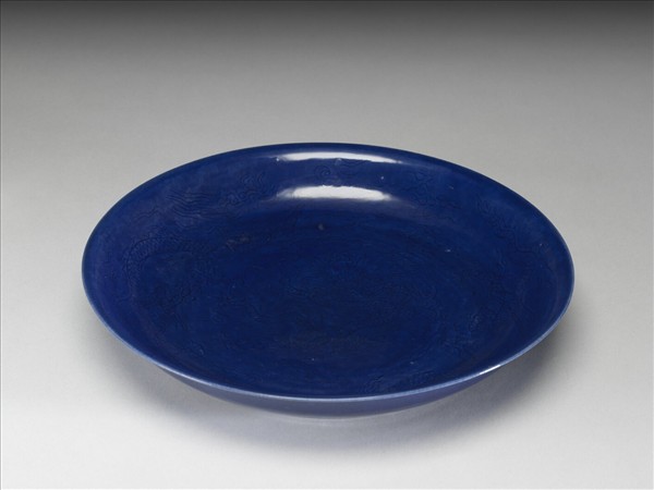 霽青釉暗花龍紋盤