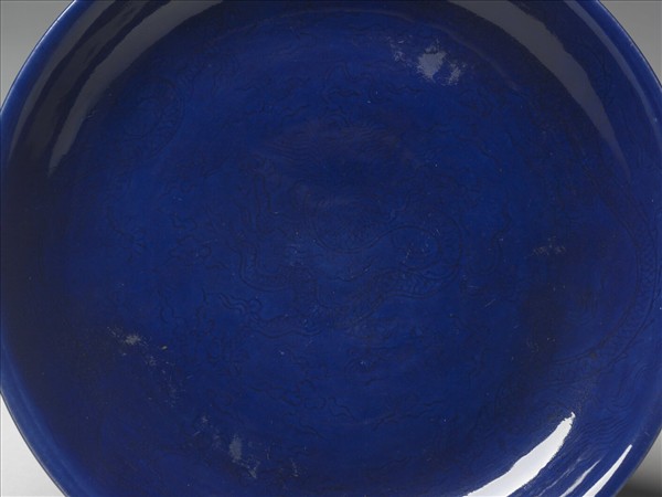 霽青釉暗花龍紋盤