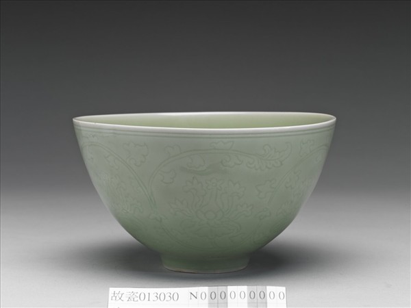 冬青釉劃花番蓮紋碗