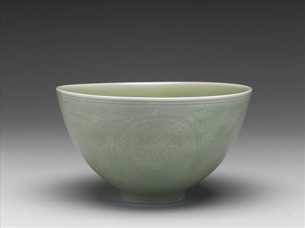 冬青釉劃花番蓮紋碗