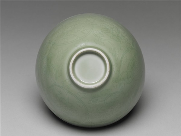 冬青釉劃花番蓮紋碗