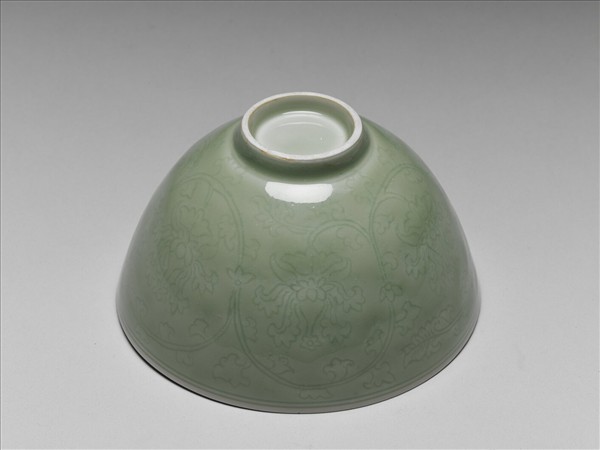 冬青釉劃花番蓮紋碗