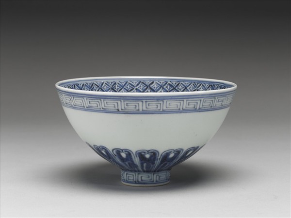 青花蓮瓣紋蓮子碗