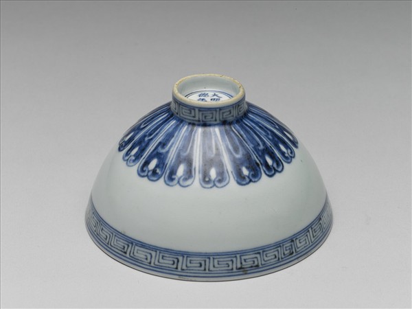 青花蓮瓣紋蓮子碗