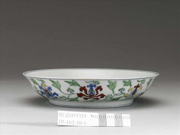 鬥彩寶蓮撇口盤