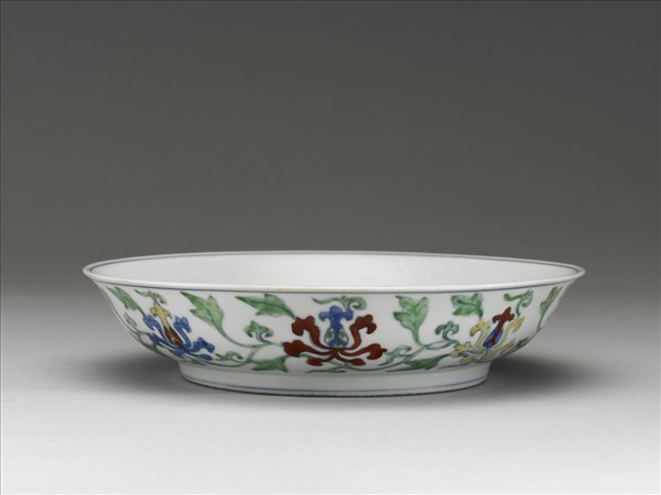 鬥彩寶蓮撇口盤