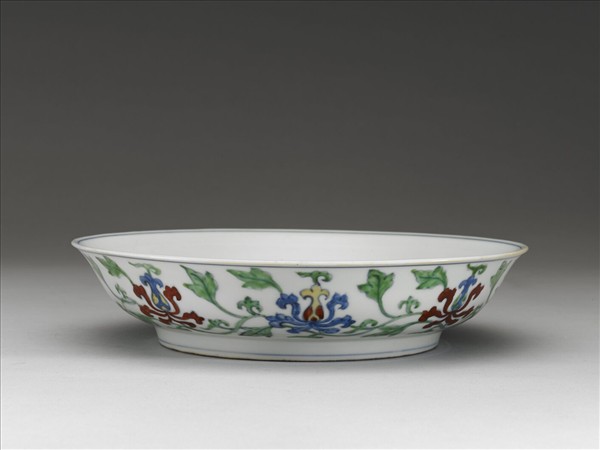 鬥彩寶蓮撇口盤