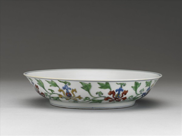 鬥彩寶蓮撇口盤