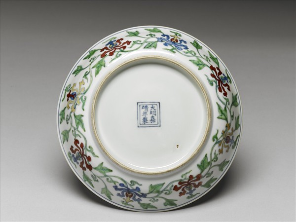 鬥彩寶蓮撇口盤