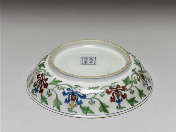 鬥彩寶蓮撇口盤