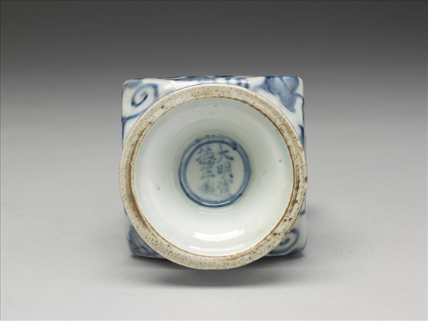 青花牽牛花紋折方瓶