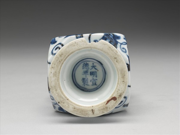 青花龍耳折方瓶