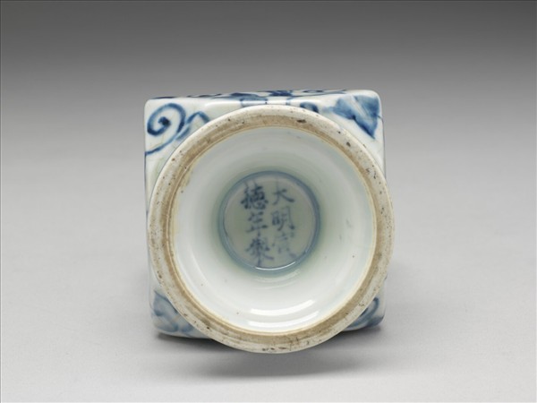 青花牽牛花紋折方瓶