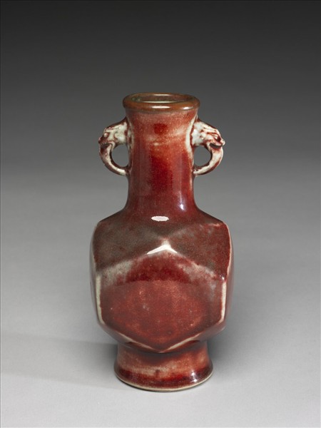 霽紅釉獸耳折方瓶