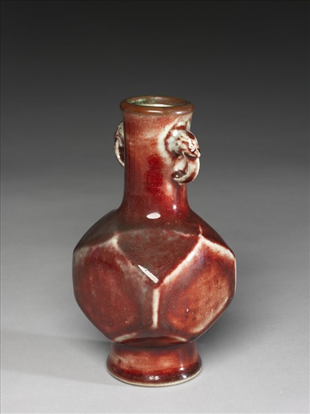 霽紅釉獸耳折方瓶