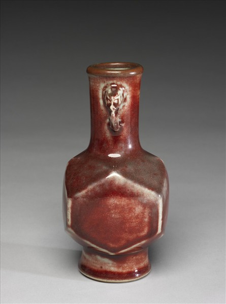 霽紅釉獸耳折方瓶