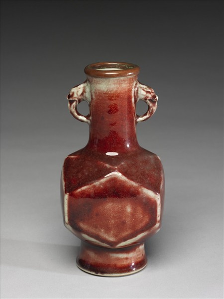 霽紅釉獸耳折方瓶