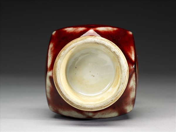 霽紅釉獸耳折方瓶