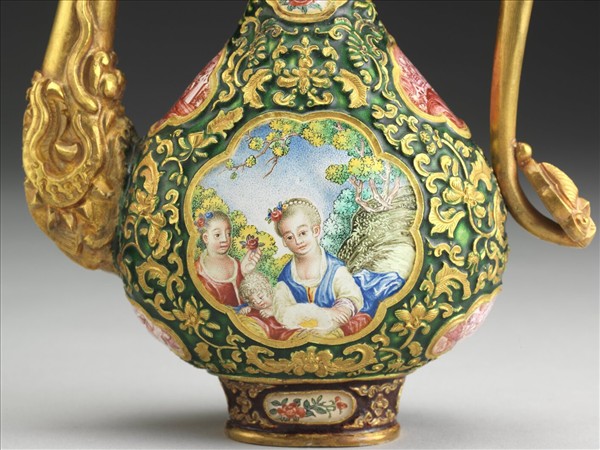 金胎內填兼畫琺瑯西方仕女圖執壺