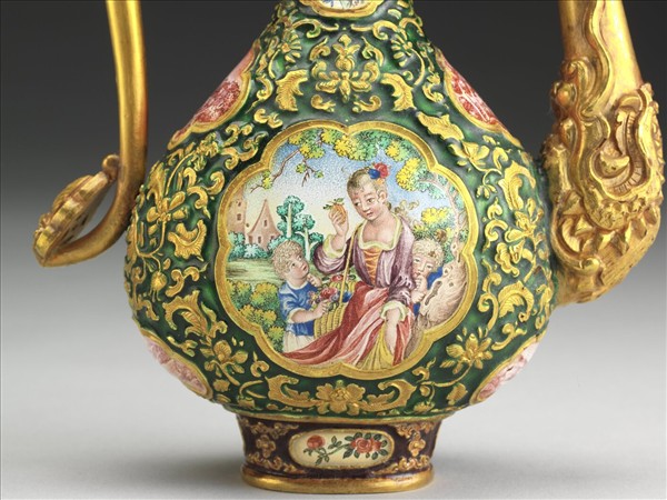 金胎內填兼畫琺瑯西方仕女圖執壺