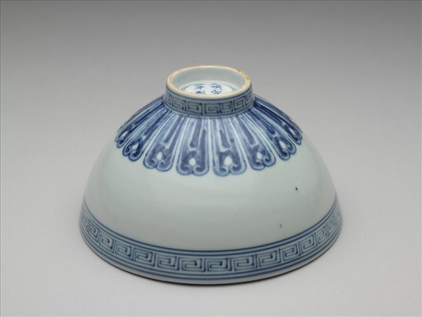 青花蓮瓣紋蓮子碗