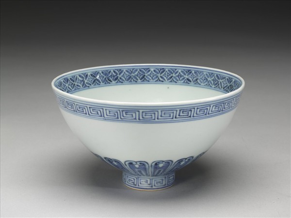 青花蓮瓣紋蓮子碗