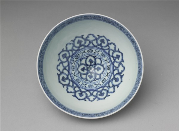 青花蓮瓣紋蓮子碗