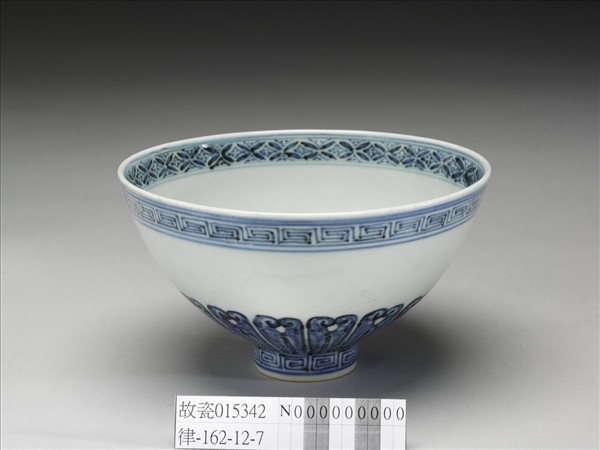 青花蓮瓣花卉紋碗