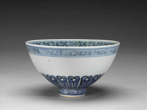 青花蓮瓣花卉紋碗
