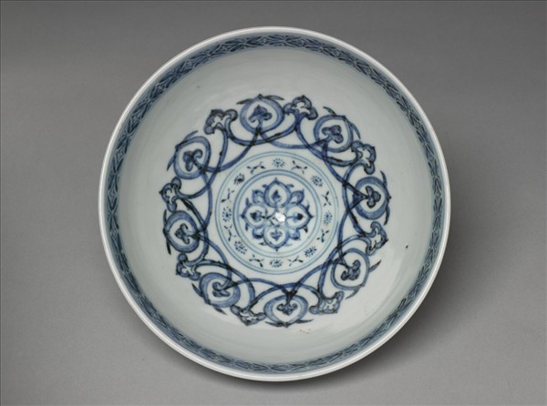 青花蓮瓣花卉紋碗