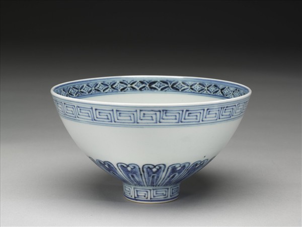 青花蓮瓣紋蓮子碗