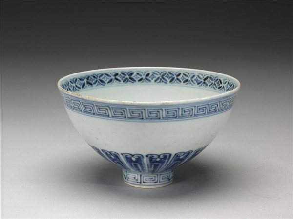 青花蓮瓣花卉紋碗