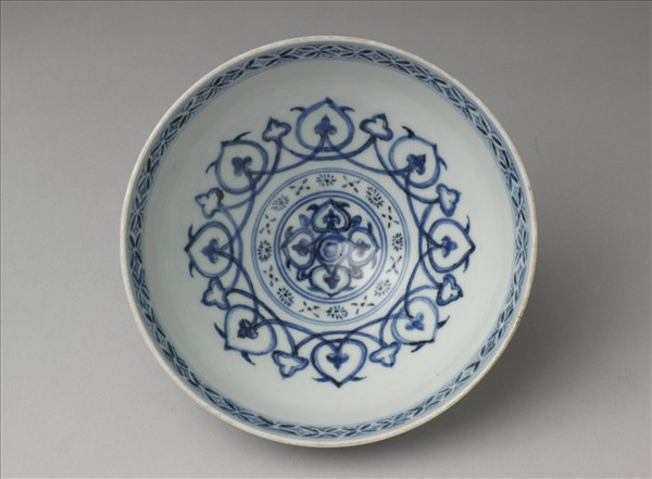 青花蓮瓣花卉紋碗