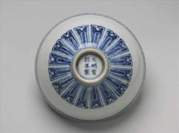 青花蓮瓣花卉紋碗