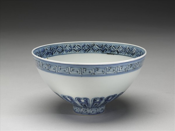 青花蓮瓣紋蓮子碗