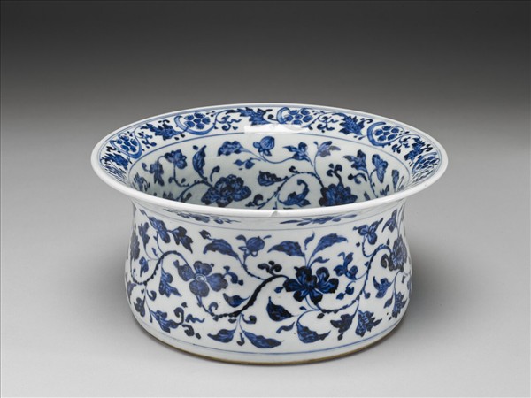 青花纏枝花卉紋折沿洗