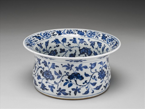 青花纏枝花卉紋折沿洗
