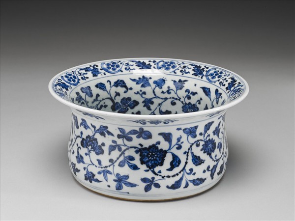 青花纏枝花卉紋折沿洗