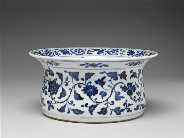 青花纏枝花卉紋折沿洗