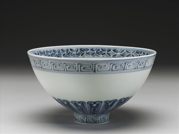 青花蓮瓣紋蓮子碗
