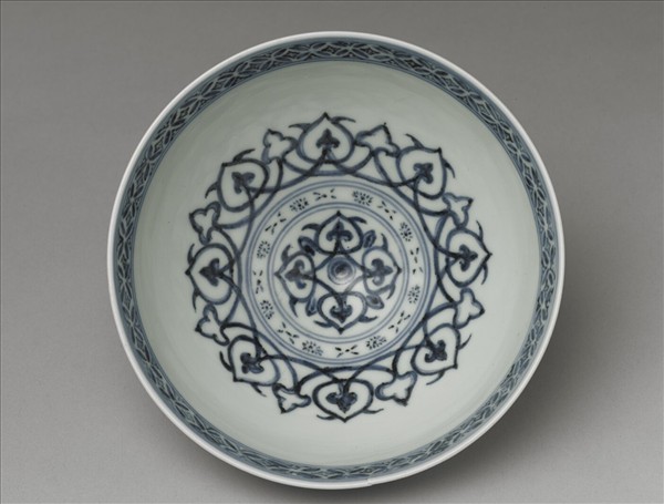 青花蓮瓣紋蓮子碗