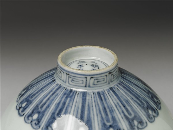 青花蓮瓣紋蓮子碗