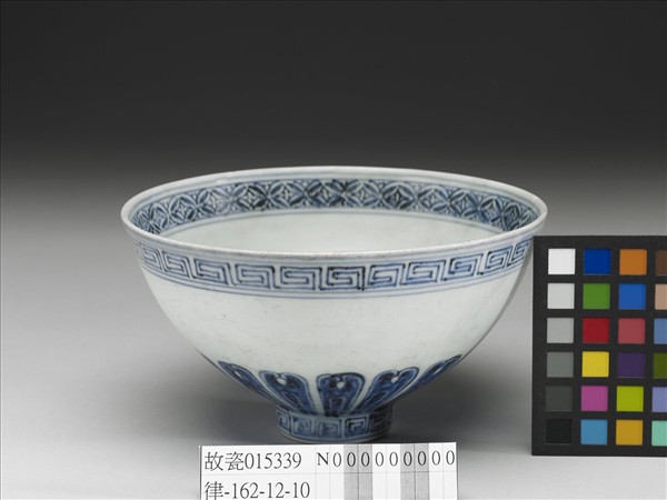 青花蓮瓣花卉紋碗