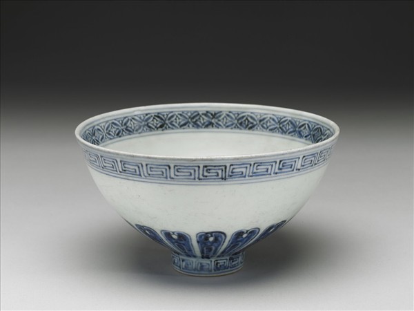 青花蓮瓣花卉紋碗