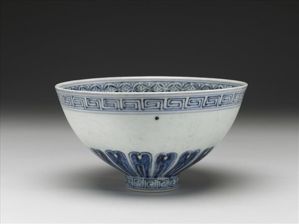 青花蓮瓣花卉紋碗