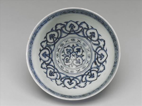 青花蓮瓣花卉紋碗