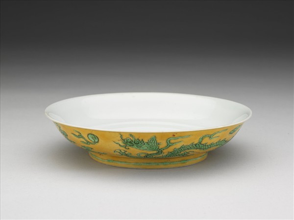 嬌黃釉綠彩雙龍紋盤
