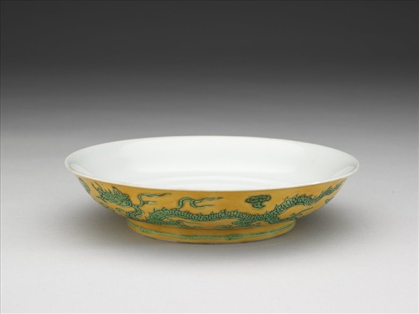 嬌黃釉綠彩雙龍紋盤