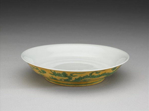 嬌黃釉綠彩雙龍紋盤