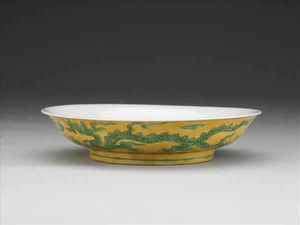 嬌黃釉綠彩雙龍紋盤
